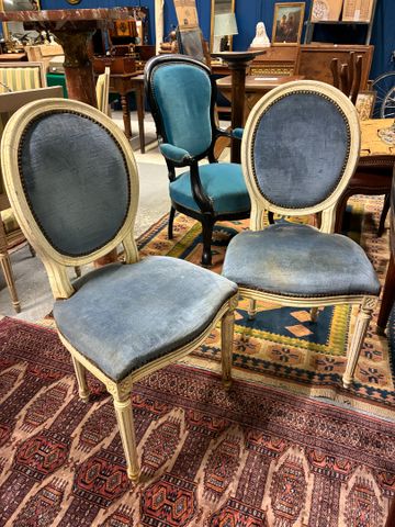 Suite de six chaises cabriolets dossiers médaillons de style Loui