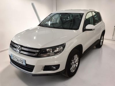 La Volkswagen Tiguan blanche est garée dans une pièce blanche.