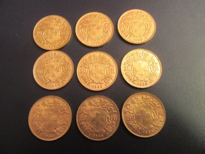 six types différents de pièces d'or sur une surface noire
