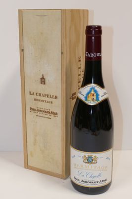une bouteille de vin posée à côté d'une caisse en bois