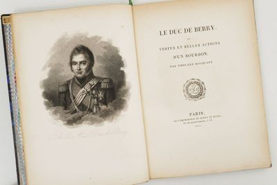 un vieux livre avec la photo d'un homme en uniforme