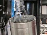 un mixeur posé sur le comptoir d'un magasin