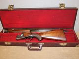 un pistolet dans un étui posé sur une table