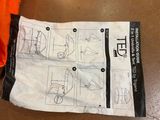 un sac sur lequel figurent des instructions, posé par terre