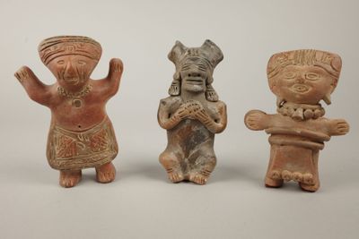 trois figurines en argile représentant un homme, une femme et un enfant