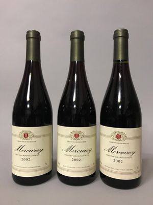 trois bouteilles de vin posées sur une table l'une à côté de l'autre