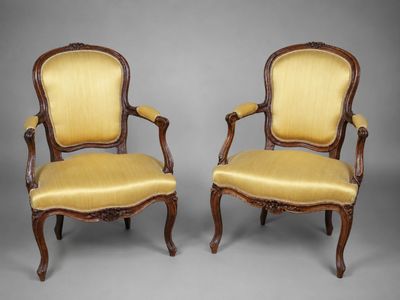 une paire de fauteuils de style Louis II
