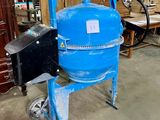 une machine bleue qui se trouve dans une pièce