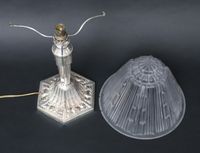 Lampe en métal argenté à piètement hexagonal à décor de fleu… (photo 3)