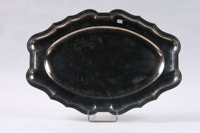 une image représentant une assiette en argent posée sur un support, sur fond blanc