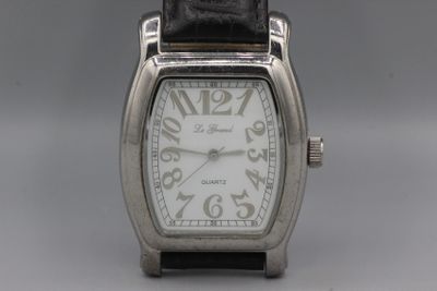 gros plan d'une montre-bracelet avec un bracelet en cuir noir