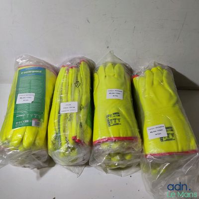 quatre gants jaunes sont emballés dans des sacs en plastique sur une table