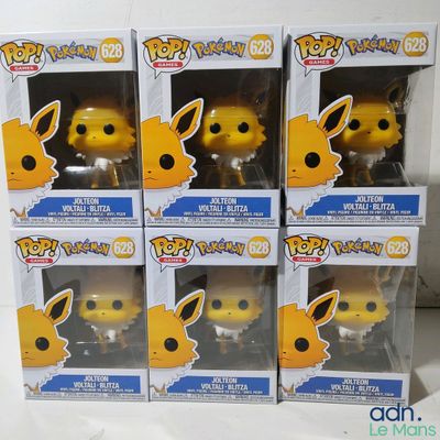 trois boîtes de figurines en vinyle « Pokémon Pikachu Pop » posées sur une table
