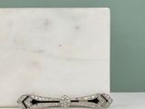 un bloc de marbre blanc orné d'un nœud noir et blanc