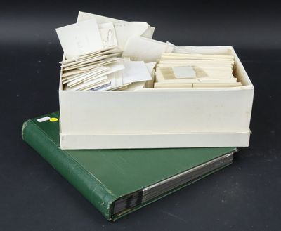 un vieux livre vert posé au sommet d'une pile de papiers