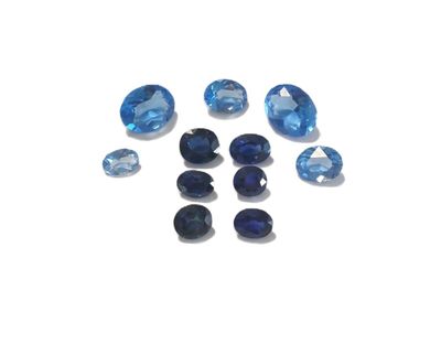 une grappe de saphirs bleus sur un fond blanc