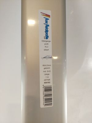 une bouteille d'eau posée sur un plan de travail, sur laquelle est collé un autocollant