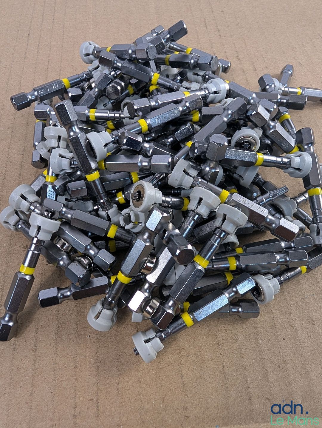 Lot de 1 kg d'embouts magnétiques T10 vendu en l'état.