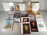 beaucoup de livres sur la table