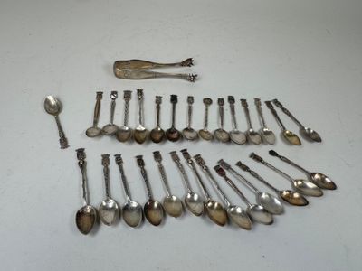 a lot of spoons and spoon spoons on the table