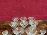 une table en bois sur laquelle sont posés plusieurs verres
