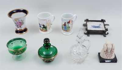 a lot of glass items that are on the table