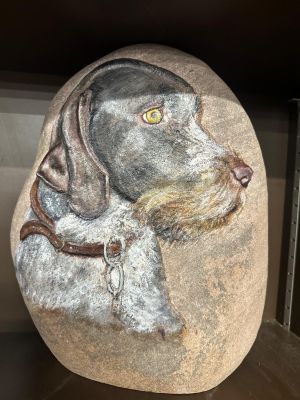 une image représentant un chien, peinte sur un rocher