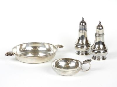 salière et poivrière plaquées argent avec cuillères, sur fond blanc