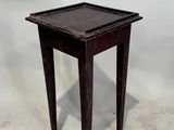 une petite table avec un plateau et des pieds en bois
