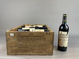 deux bouteilles de vin dans une caisse en bois, à côté d'une bouteille de vin