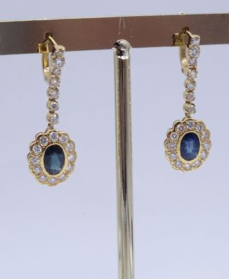 paire de boucles d'oreilles en saphir et diamant montées sur un support plaqué or