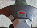 un gros plan d'un volant sur lequel figure une horloge