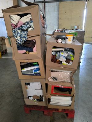 de nombreux cartons empilés les uns sur les autres dans un entrepôt