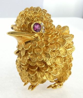 une image représentant un oiseau plaqué or tenant un rubis dans son bec