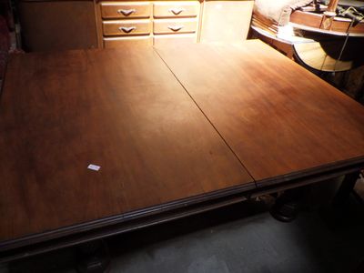 une image représentant une table dans une pièce avec de nombreux tiroirs