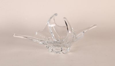 BACCARAT. Grande coupe en cristal translucide tiré à chaud. …