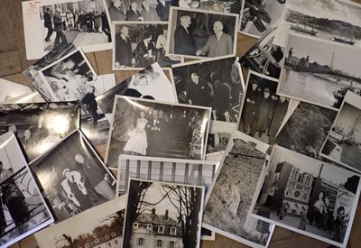 plusieurs vieilles photographies en noir et blanc représentant des personnes et leurs familles