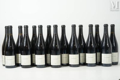 six bouteilles de vin sont alignées sur une table
