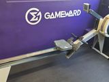 un mur violet sur lequel est accrochée une pancarte portant l'inscription « Gameward »