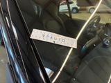 a sticker on the windshield of a car that says vauto