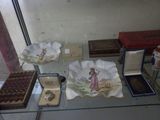 une vitrine en verre contenant de nombreux objets