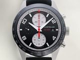 gros plan d'une montre sur une surface blanche