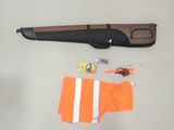 un gilet orange, une paire de chaussures orange et un pistolet posé sur une table