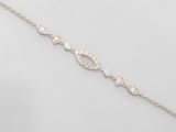un gros plan sur un bracelet en or blanc serti de diamants
