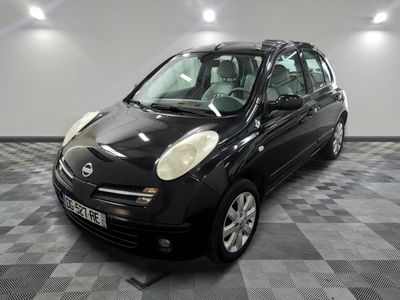 la photo d'une petite voiture noire garée dans un garage