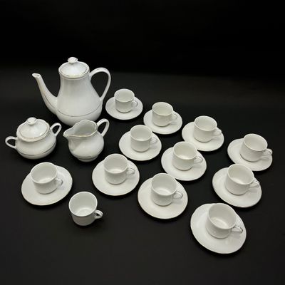 de nombreuses tasses et soucoupes posées sur une table noire