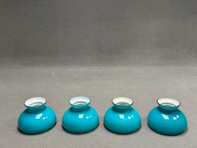 Quatre petits abat-jour de lustre en verre bleu turquoise