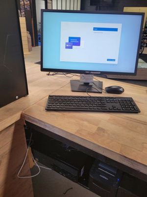 un ordinateur de bureau posé sur une table avec un clavier et une souris