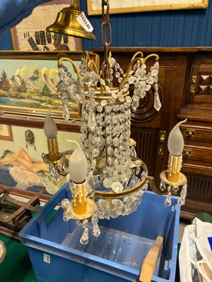 une table avec une lampe et quelques photos accrochées au mur
