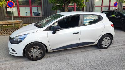 une petite voiture blanche garée sur le bord de la rue
